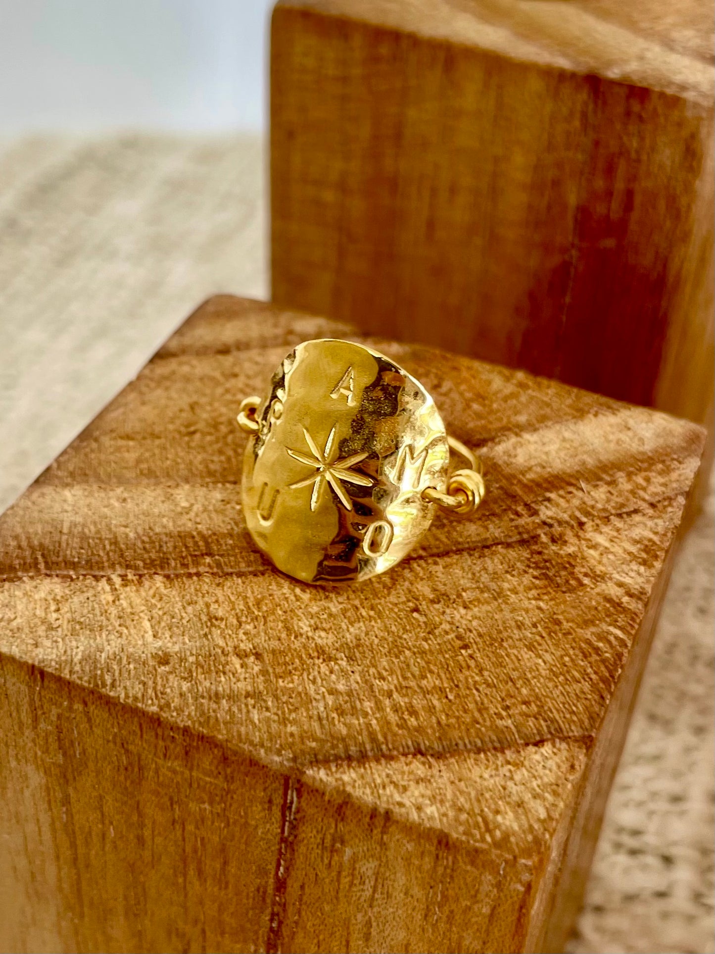 Bague “Amour” – Laiton plaqué or, modèle martelé et message symbolique