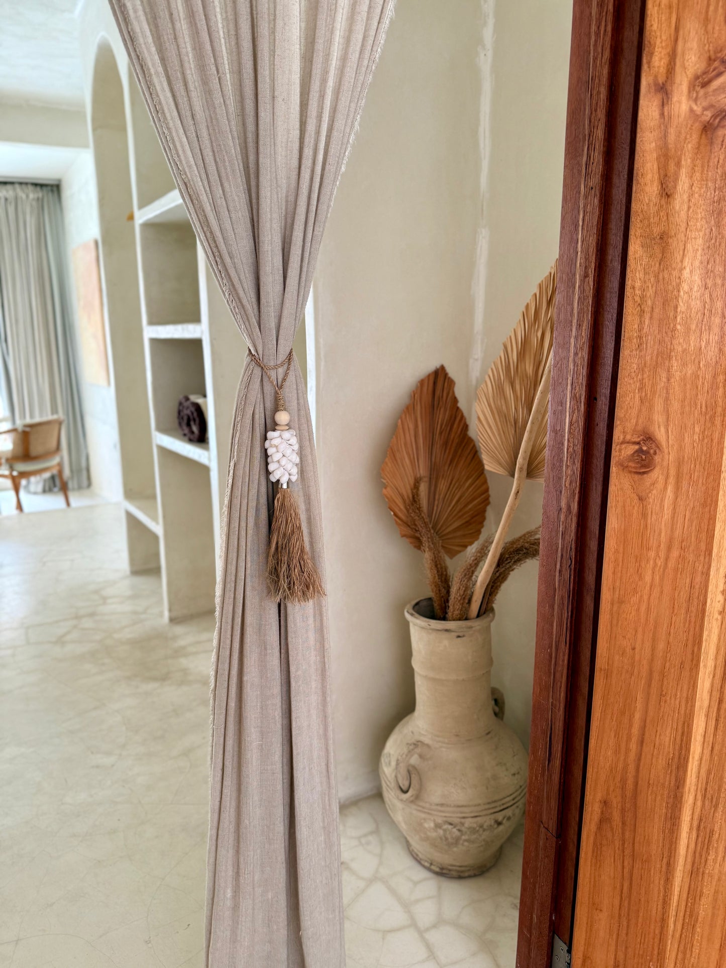 Embrasse en corde tressée, coquillages blancs et plantes aquatiques séchées – création artisanale et délicate