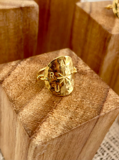 Bague “Amour” – Laiton plaqué or, modèle martelé et message symbolique