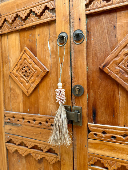 Embrasse en corde tressée, coquillages rosés et plantes aquatiques séchées – décoration artisanale et raffinée