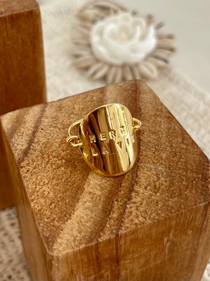 Bague “Merci la vie” – Laiton plaqué or, design artisanal dessiné par la créatrice