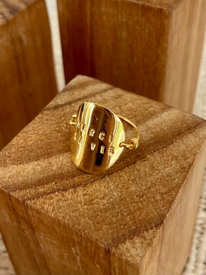 Bague “Merci la vie” – Laiton plaqué or, design artisanal dessiné par la créatrice