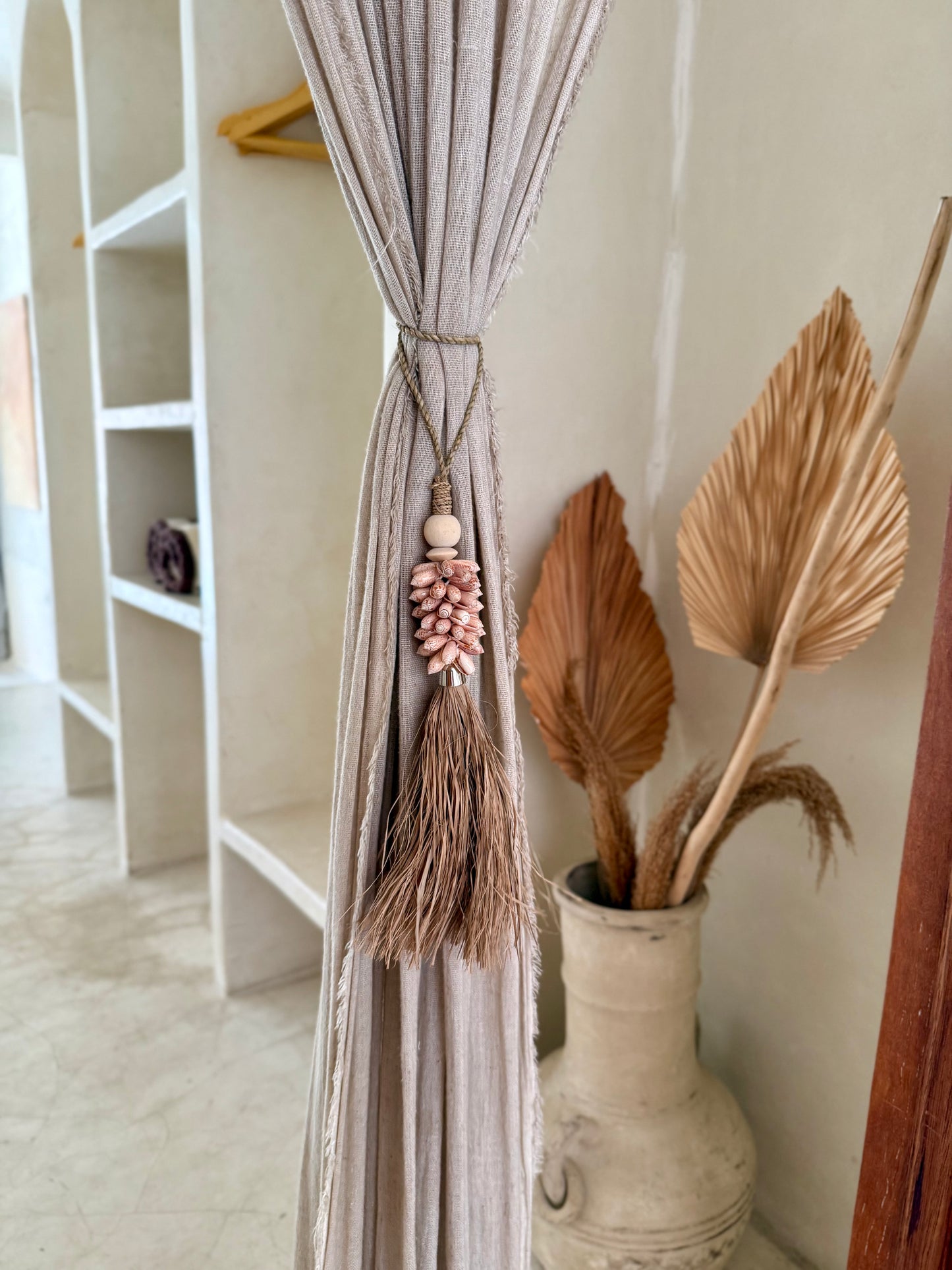 Embrasse en corde tressée, coquillages rosés et plantes aquatiques séchées – décoration artisanale et raffinée