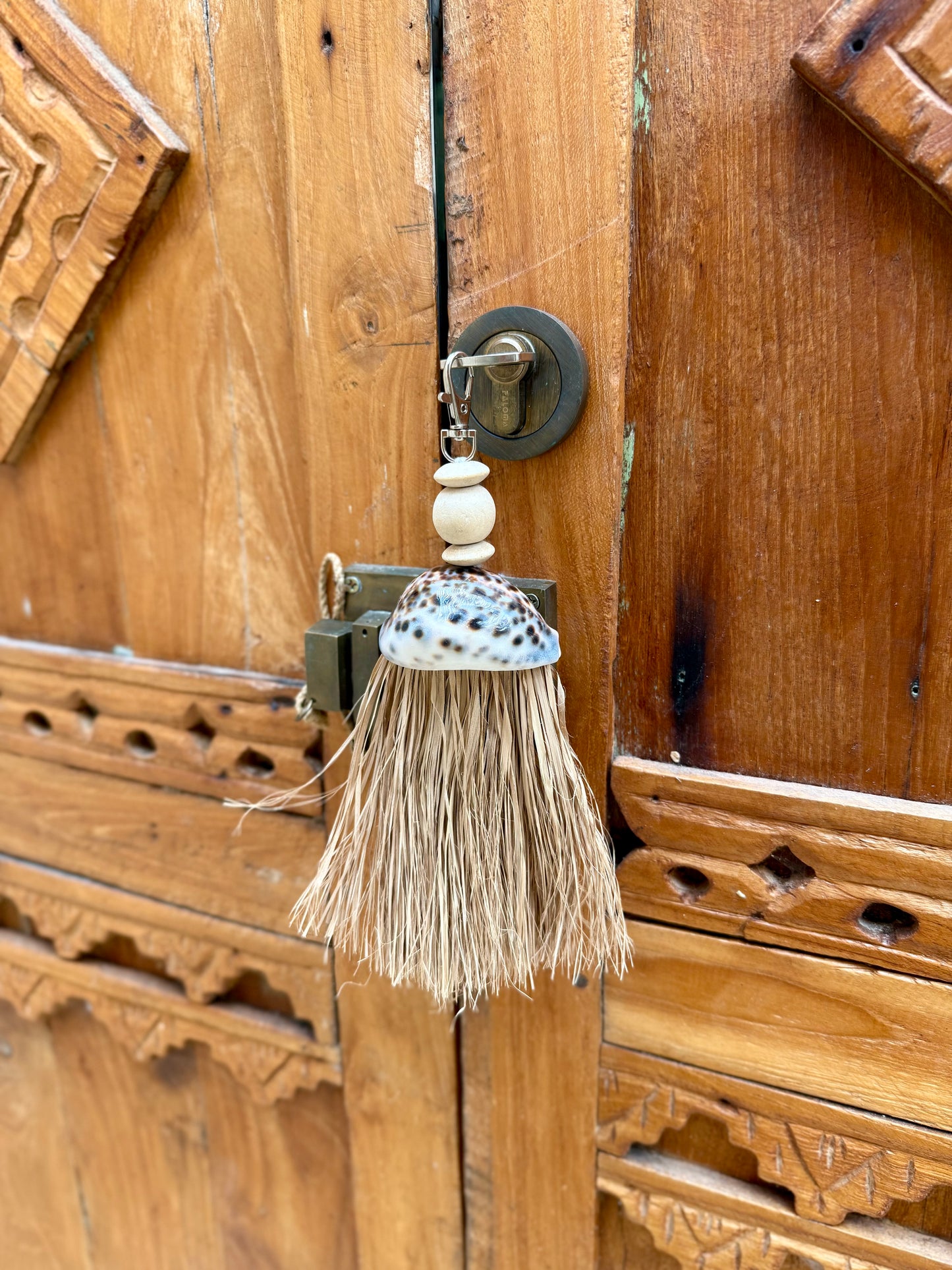 Porte-clés en perle de bois et coquillage Cypraea tigris – création artisanale et élégante