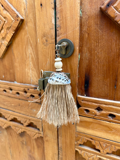 Porte-clés en perle de bois et coquillage Cypraea tigris – création artisanale et élégante
