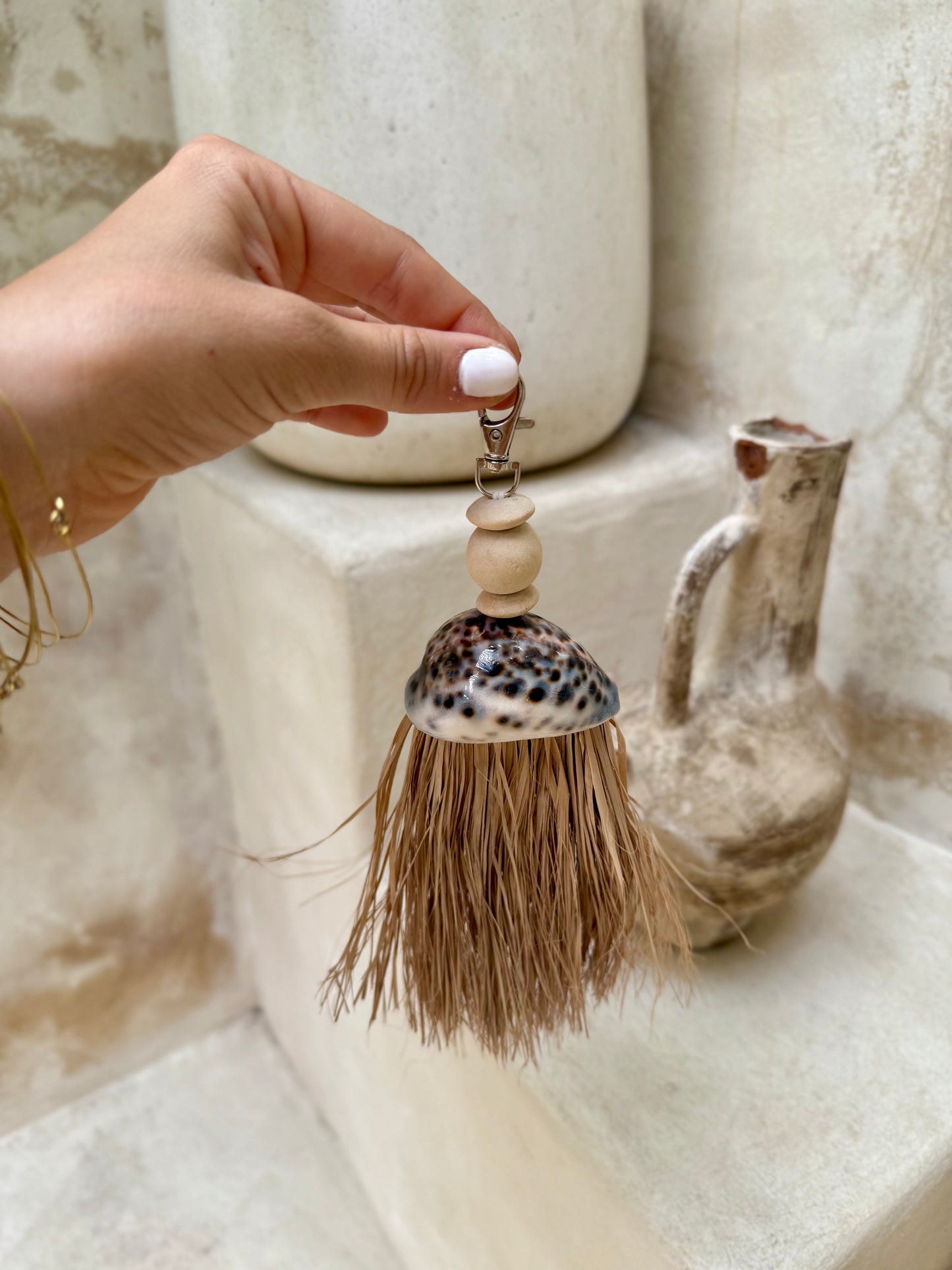 Porte-clés en perle de bois et coquillage Cypraea tigris – création artisanale et élégante