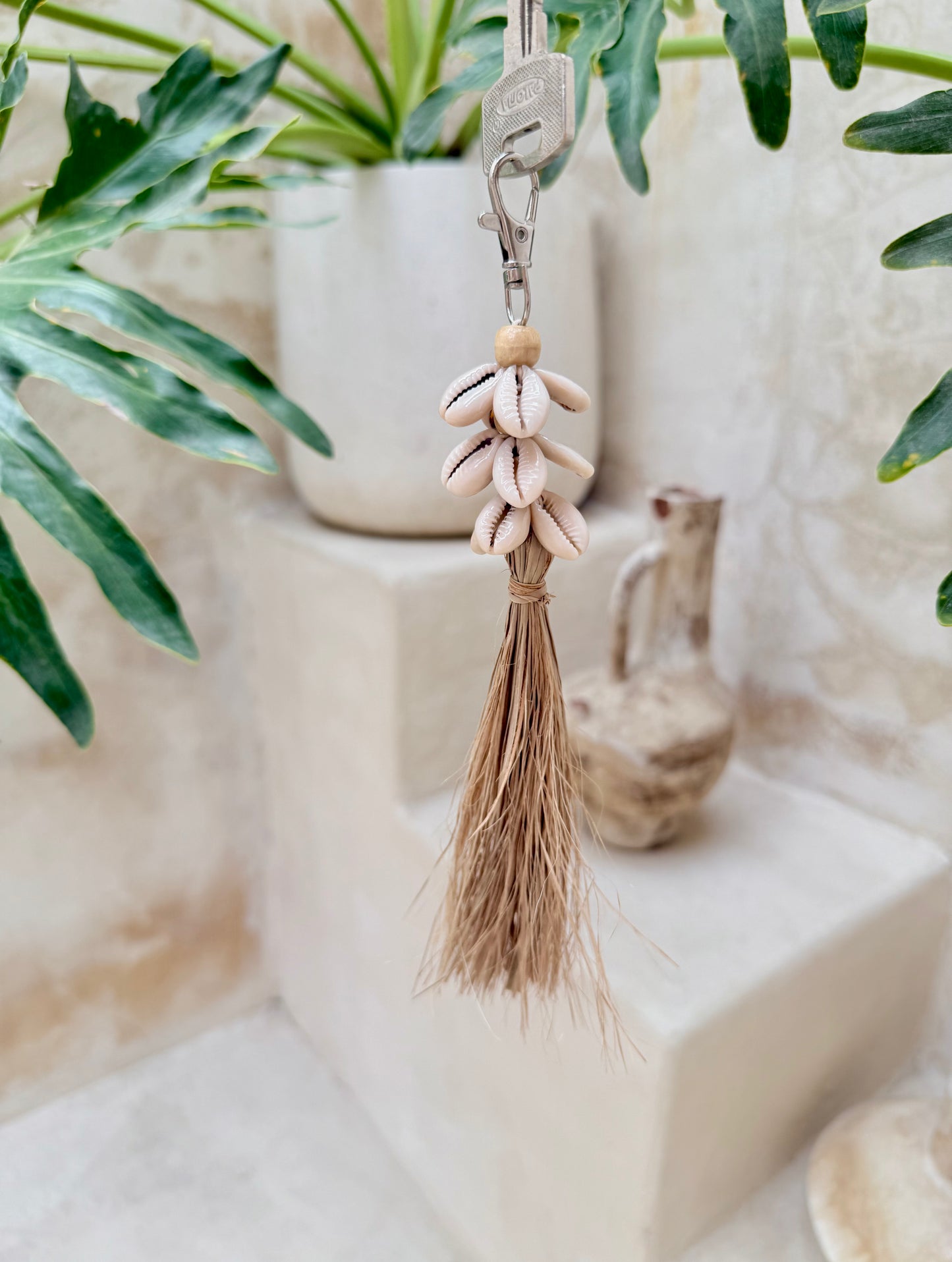 Porte-clés en perles de bois et coquillages cauri – création naturelle et raffinée