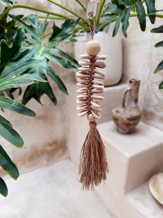 Porte-clés en coquillages cauri et perle de bois – création artisanale naturelle