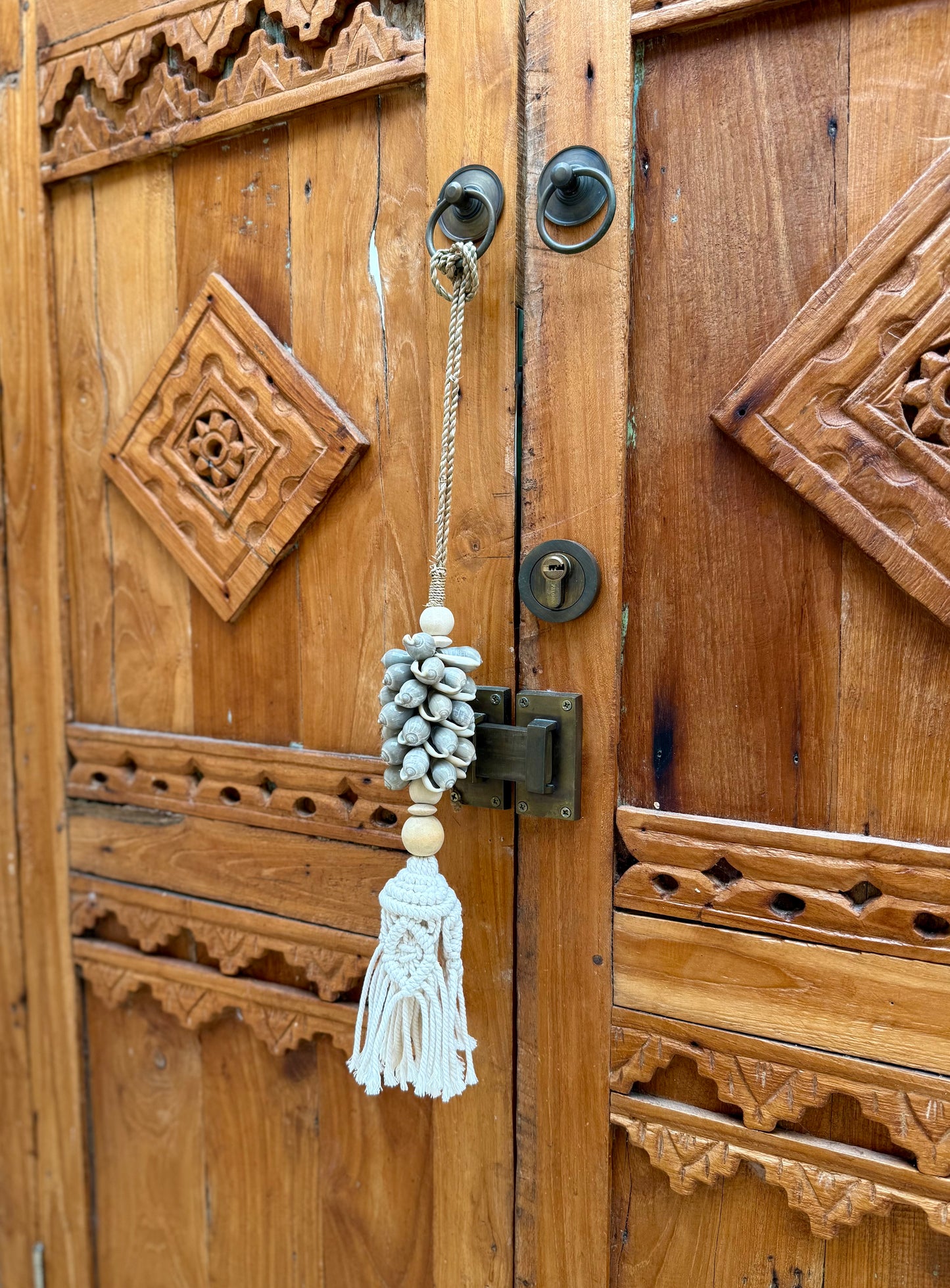 Embrasse en corde tressée, coquillages gris et pompon en macramé – décoration bohème et élégante