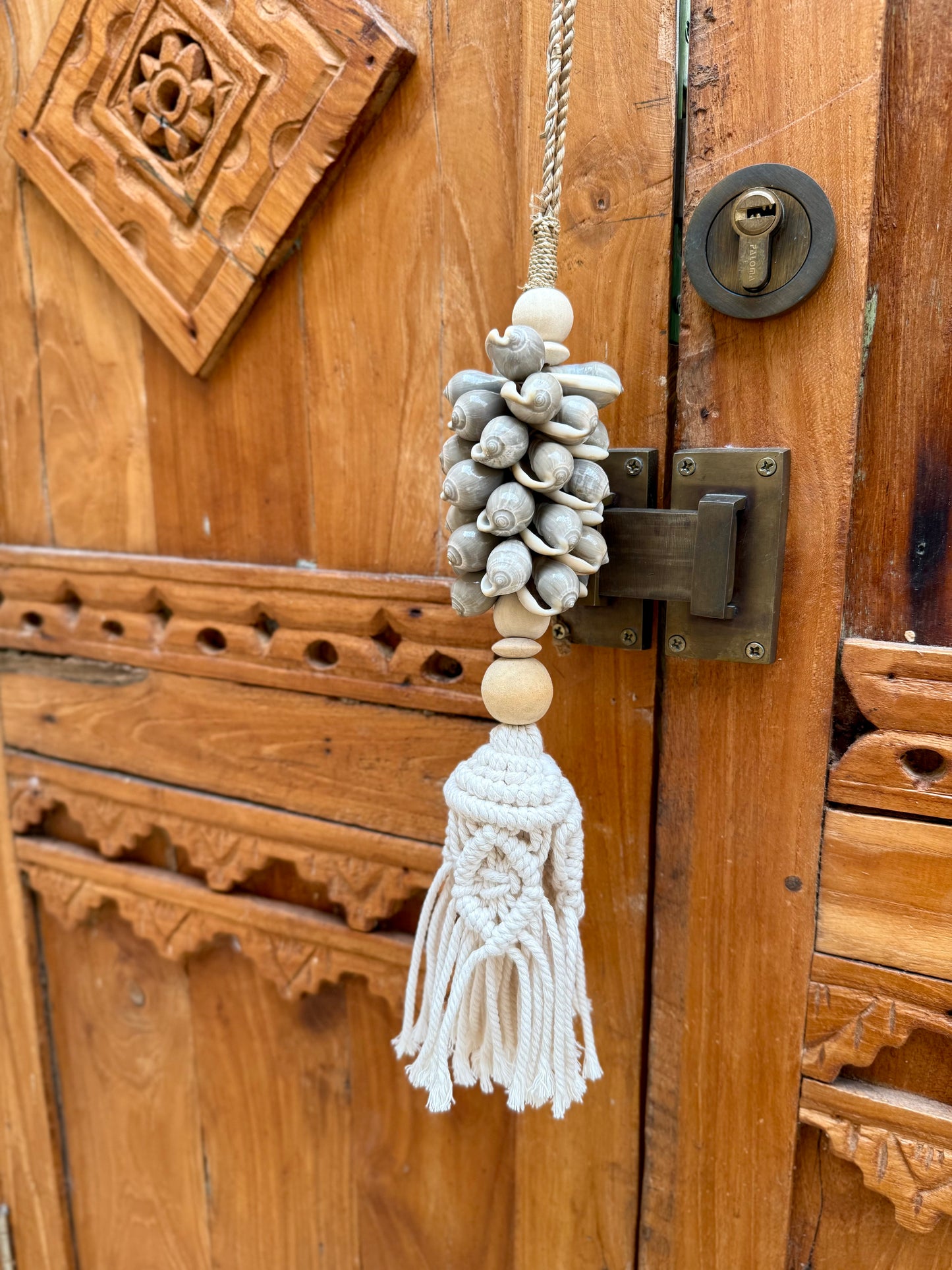 Embrasse en corde tressée, coquillages gris et pompon en macramé – décoration bohème et élégante