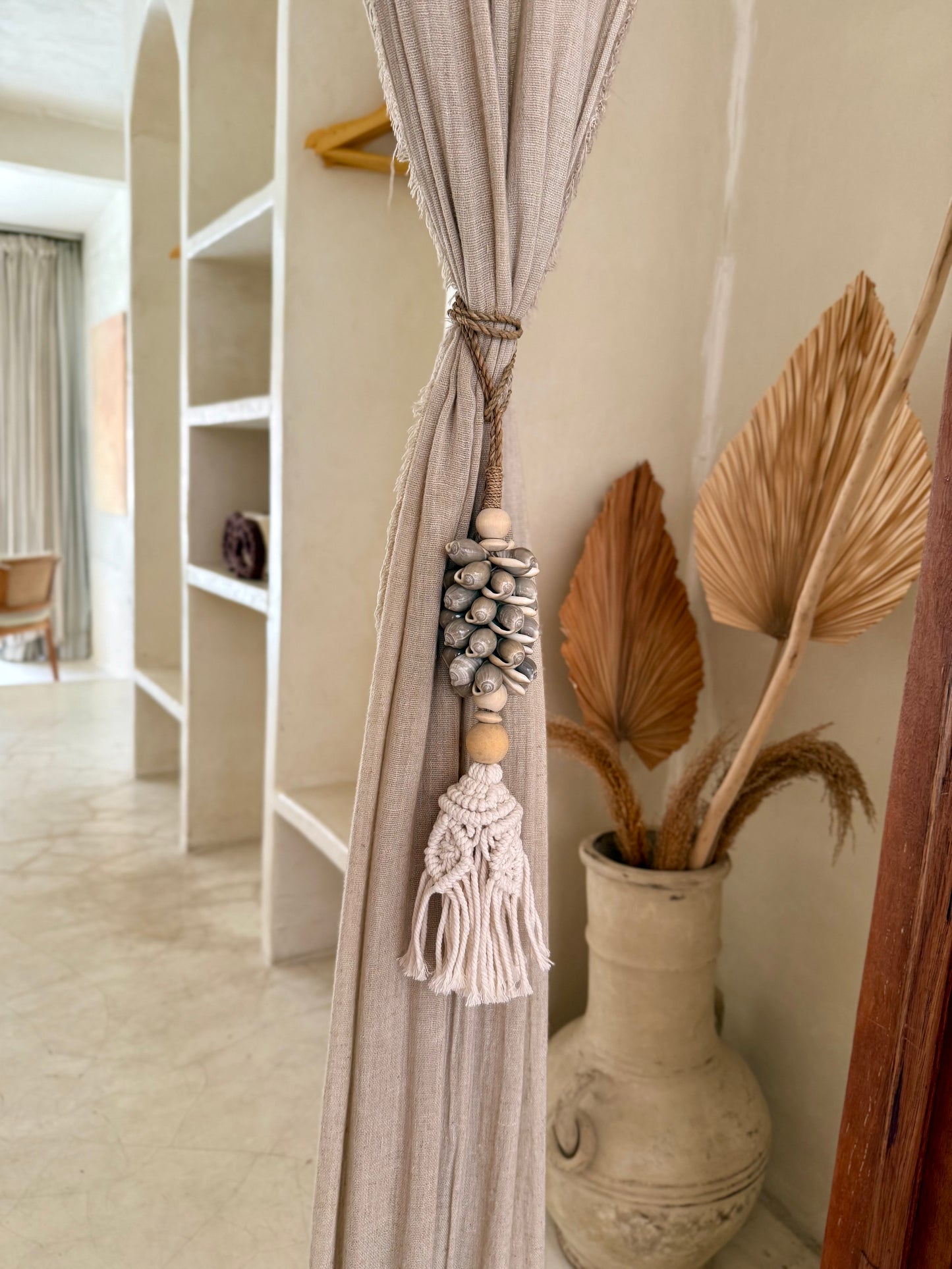 Embrasse en corde tressée, coquillages gris et pompon en macramé – décoration bohème et élégante