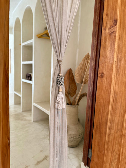 Embrasse en corde tressée, coquillages gris et pompon en macramé – décoration bohème et élégante