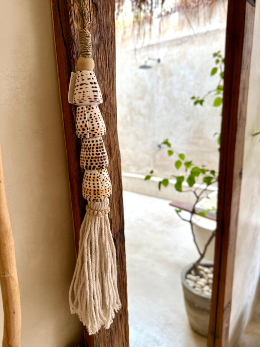 Embrasse en corde tressée et coquillages Conus leopardus – décoration bohème haut de gamme