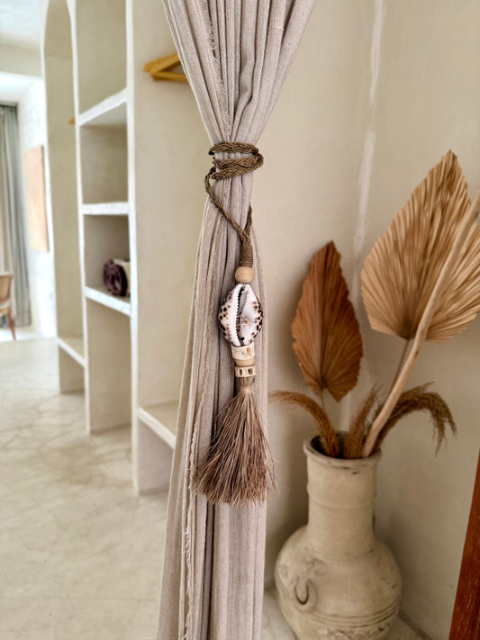 Embrasse en corde tressée et coquillage Cypraea tigris – pièce artisanale en matières naturelles