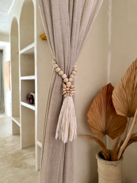 Embrasse en perles de bois, coquillages cauri et pompon en macramé – décoration artisanale bohème