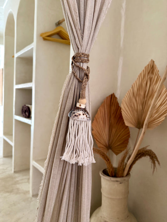 Embrasse en corde tressée et coquillage Cypraea tigris – création naturelle et raffinée