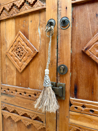 Embrasse en corde tressée et coquillage Conus leopardus – création artisanale et exotique