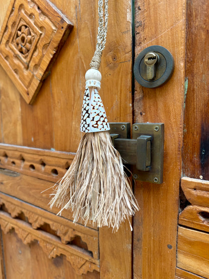 Embrasse en corde tressée et coquillage Conus leopardus – création artisanale et exotique