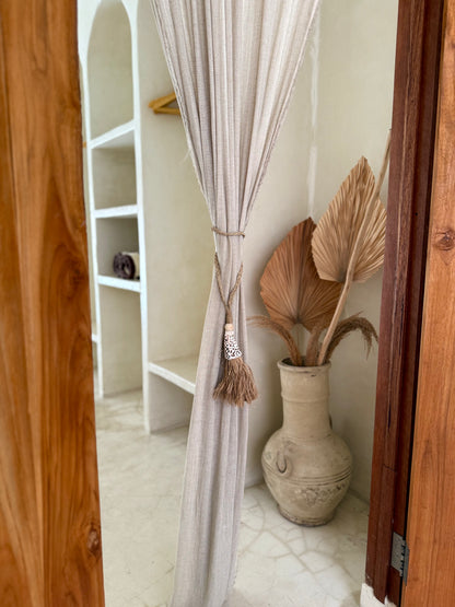 Embrasse en corde tressée et coquillage Conus leopardus – création artisanale et exotique