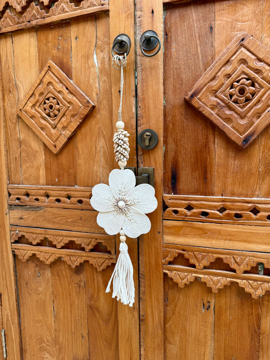 Embrasse fleur en macramé et coquillages cauris – décoration naturelle de Bali