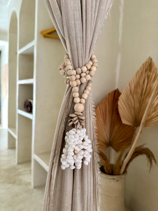 Embrasse en perles de bois et coquillages cauri – esprit naturel et élégant