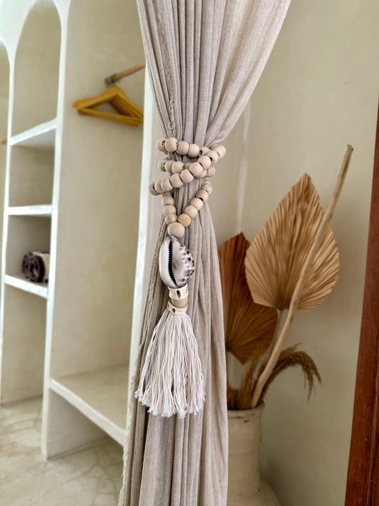 Embrasse en perles de bois et coquillage Cypraea Tigris – décoration bohème chic