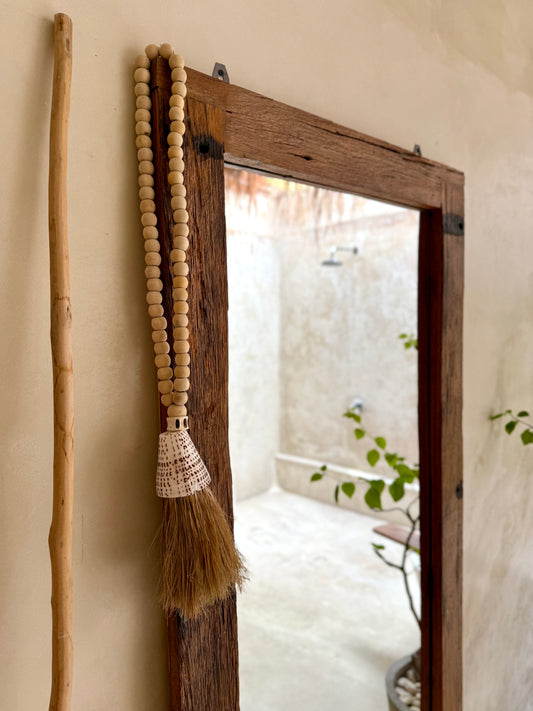 Embrasse en perles de bois et coquillage Conus leopardus – artisanat balinais authentique