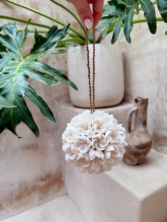 Boule en coquillage de Bali – déco naturelle à suspendre