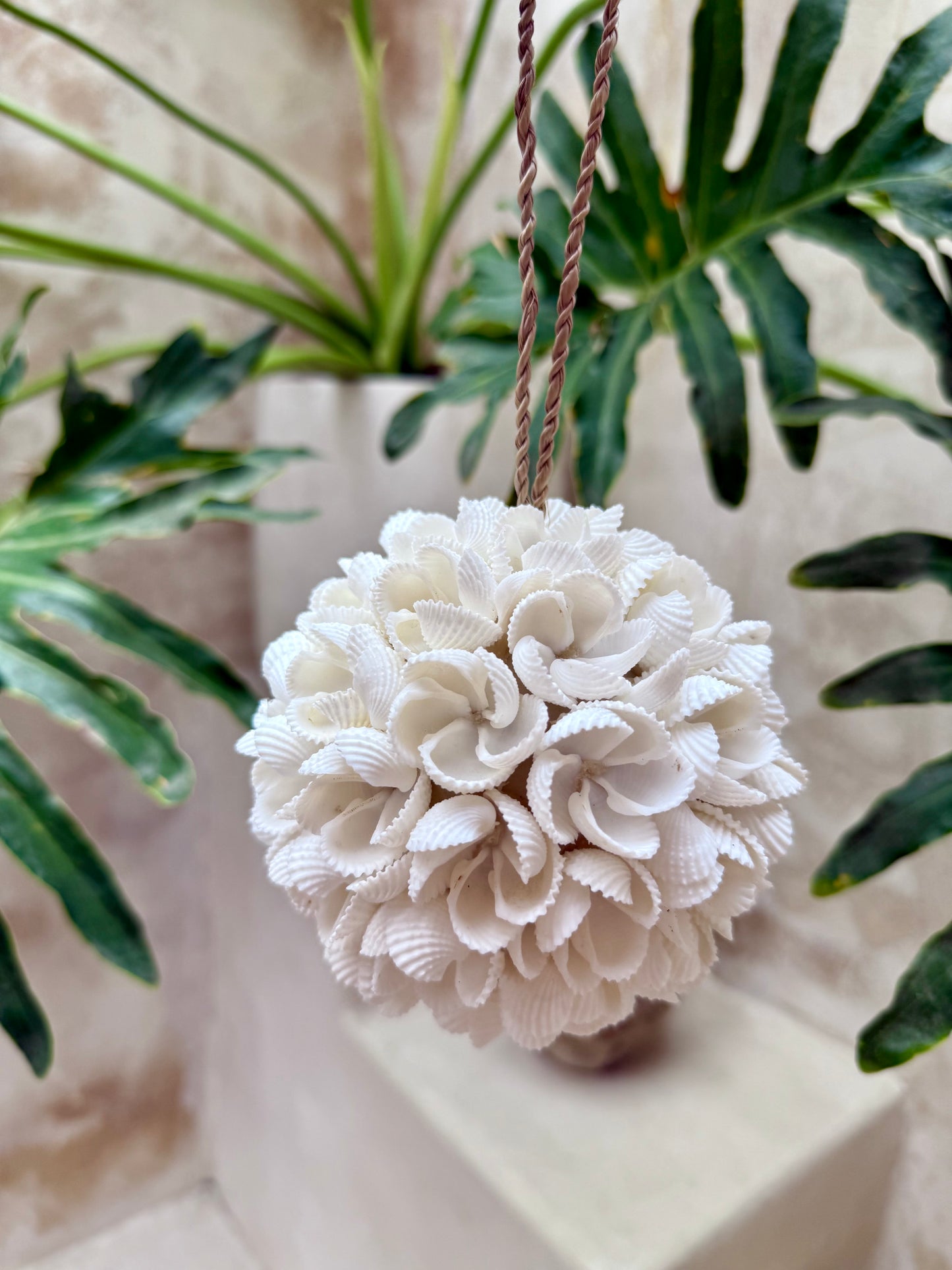 Boule en coquillage de Bali – déco naturelle à suspendre