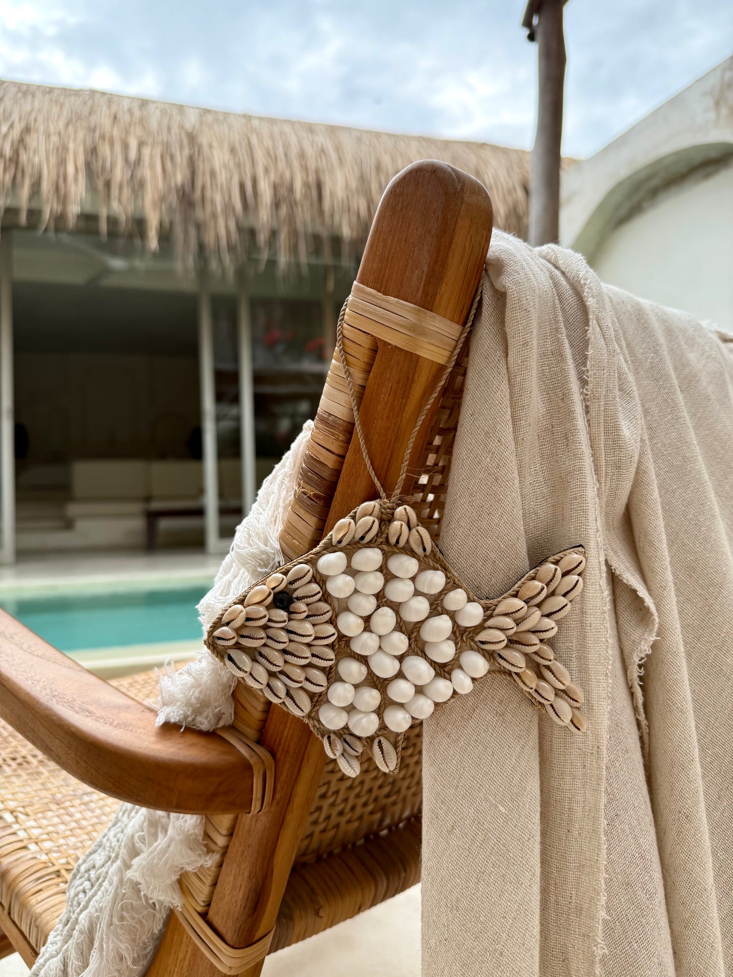 Petit poisson en coquillages Cauri et blancs – décoration naturelle de Bali