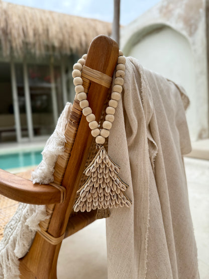 Décoration sapin de Noël en coquillages Cauri – création tropicale et élégante