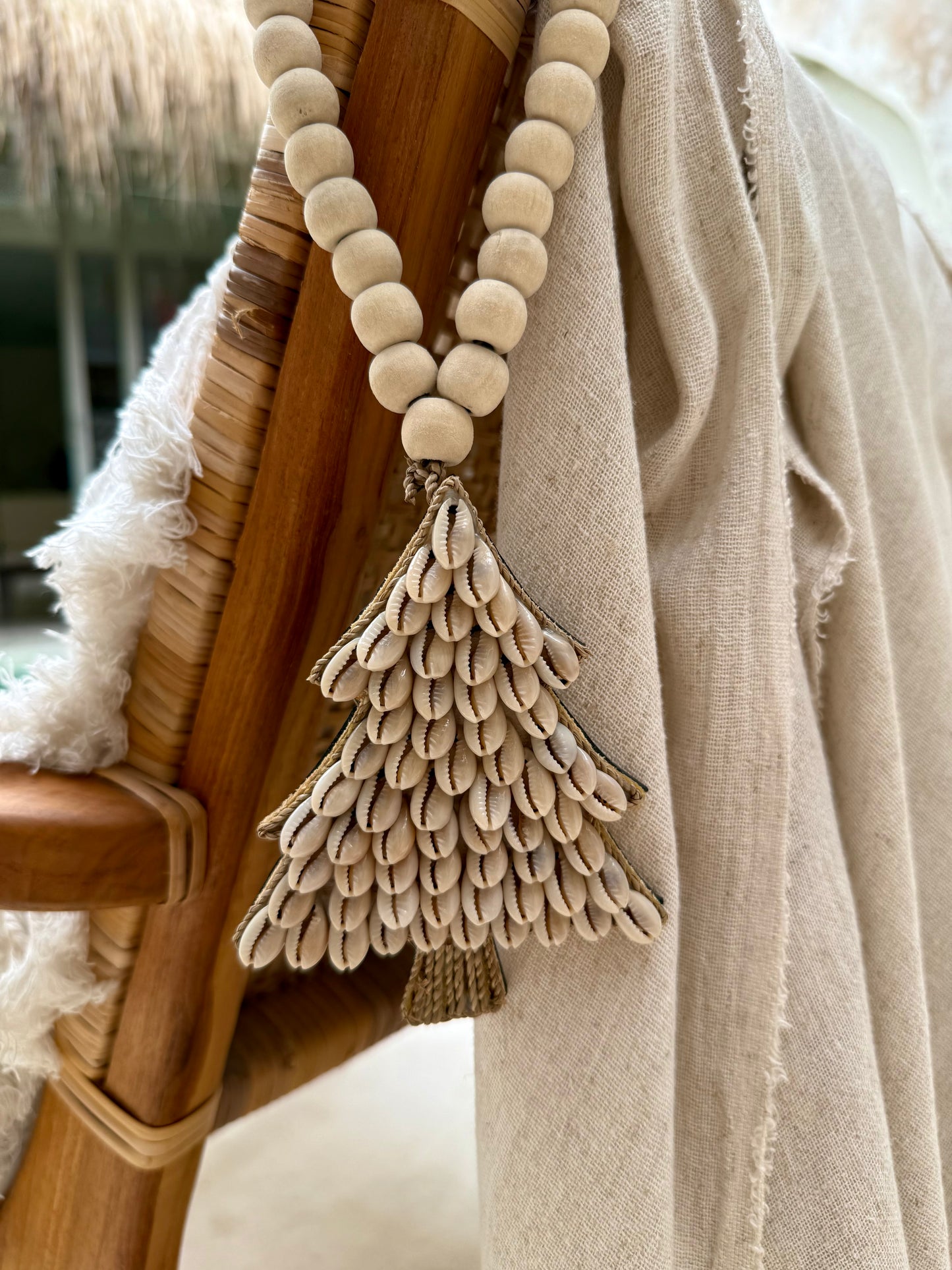 Décoration sapin de Noël en coquillages Cauri – création tropicale et élégante