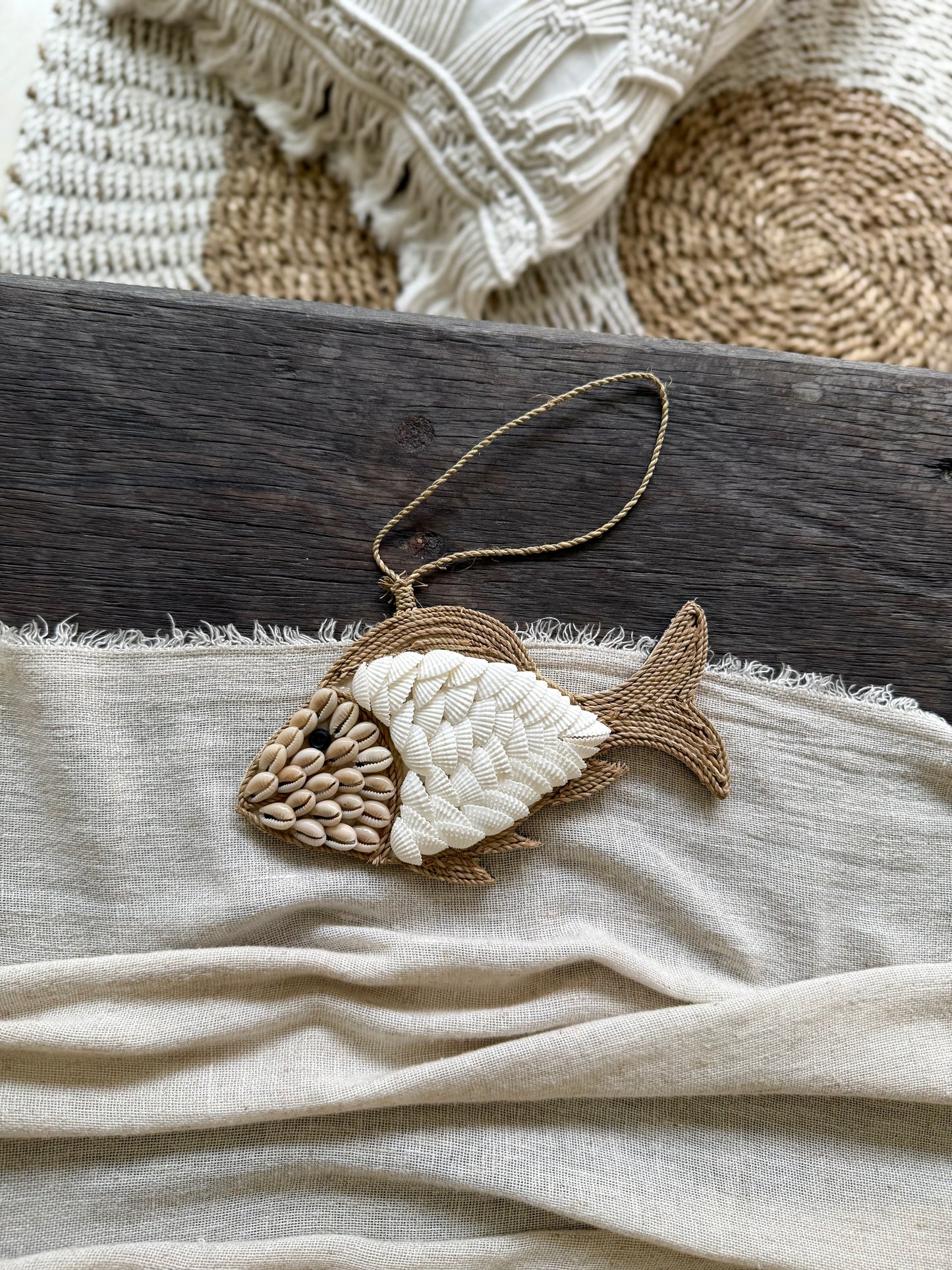 Petit poisson en coquillages et corde naturelle – décoration artisanale de Bali