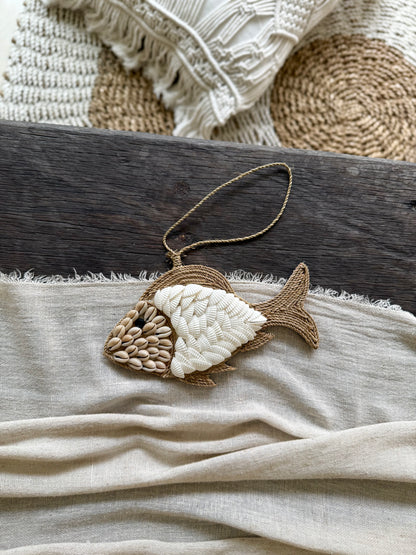Petit poisson en coquillages et corde naturelle – décoration artisanale de Bali