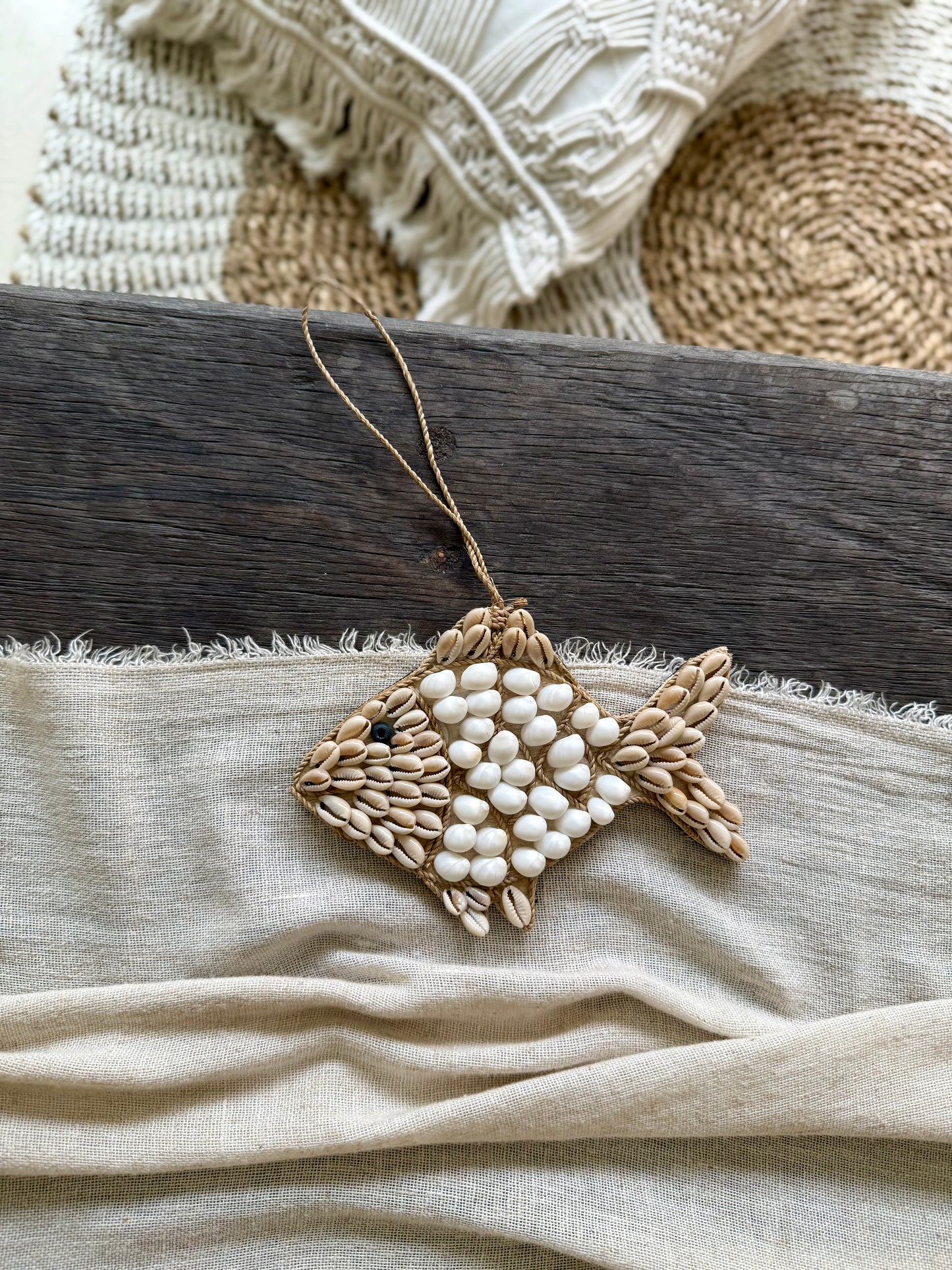 Petit poisson en coquillages Cauri et blancs – décoration naturelle de Bali