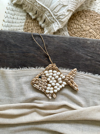 Petit poisson en coquillages Cauri et blancs – décoration naturelle de Bali