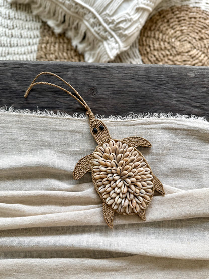 Tortue en coquillages et corde naturelle – décoration artisanale de Bali