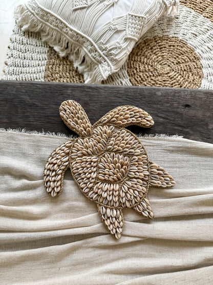 Tortue en coquillages Cauri – décoration murale bohème et exotique de Bali