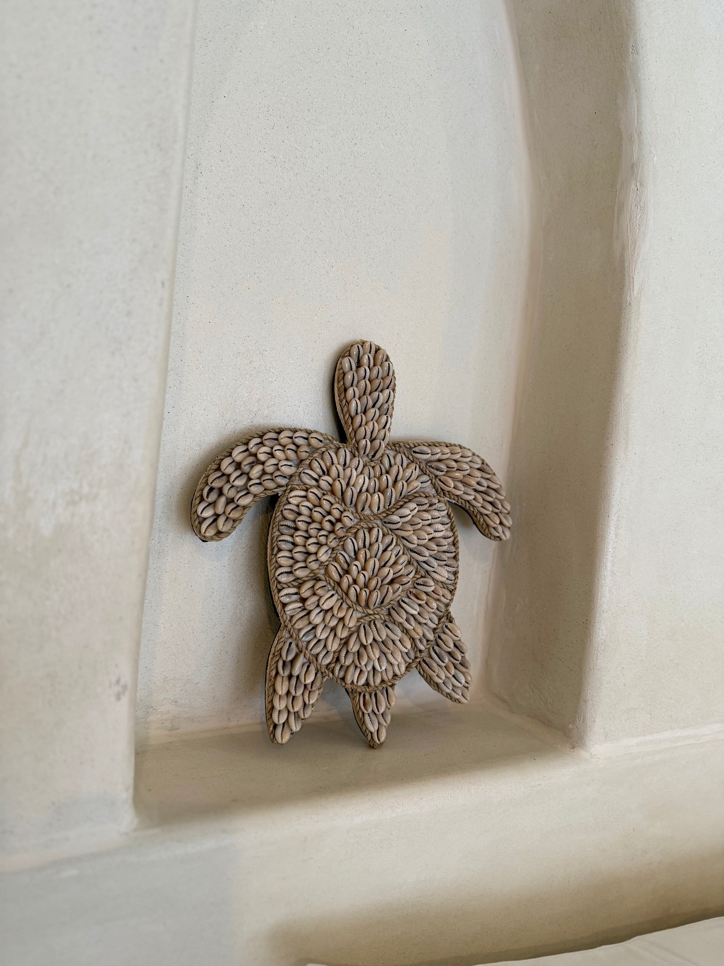 Tortue en coquillages Cauri – décoration murale bohème et exotique de Bali