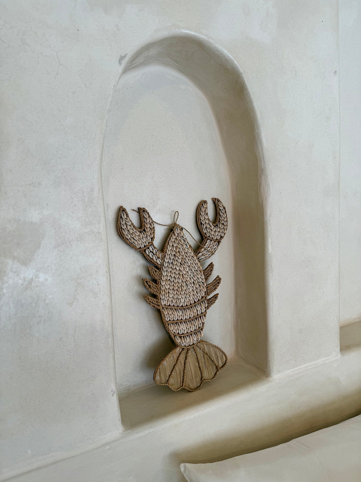 Décoration homard en coquillages et corde naturelle – pièce artisanale de Bali