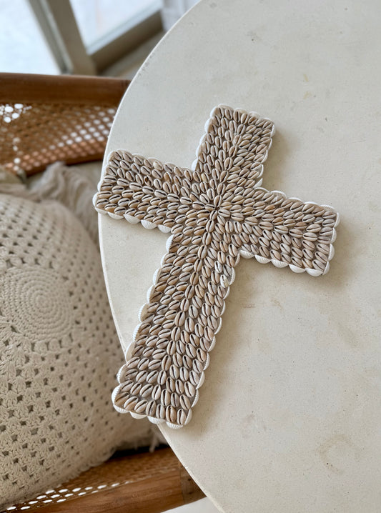 Croix en coquillages Cauri et Anadara – décoration murale naturelle de Bali