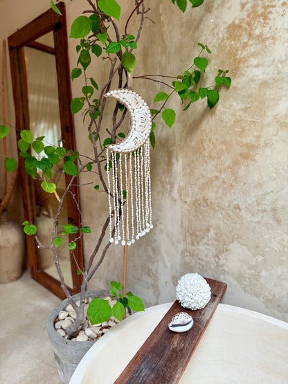 Suspension lune en coquillages – décoration murale bohème de Bali