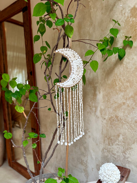 Suspension lune en coquillages – décoration murale bohème de Bali