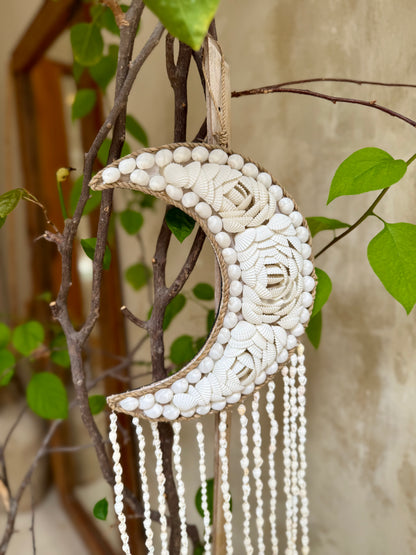 Suspension lune en coquillages – décoration murale bohème de Bali