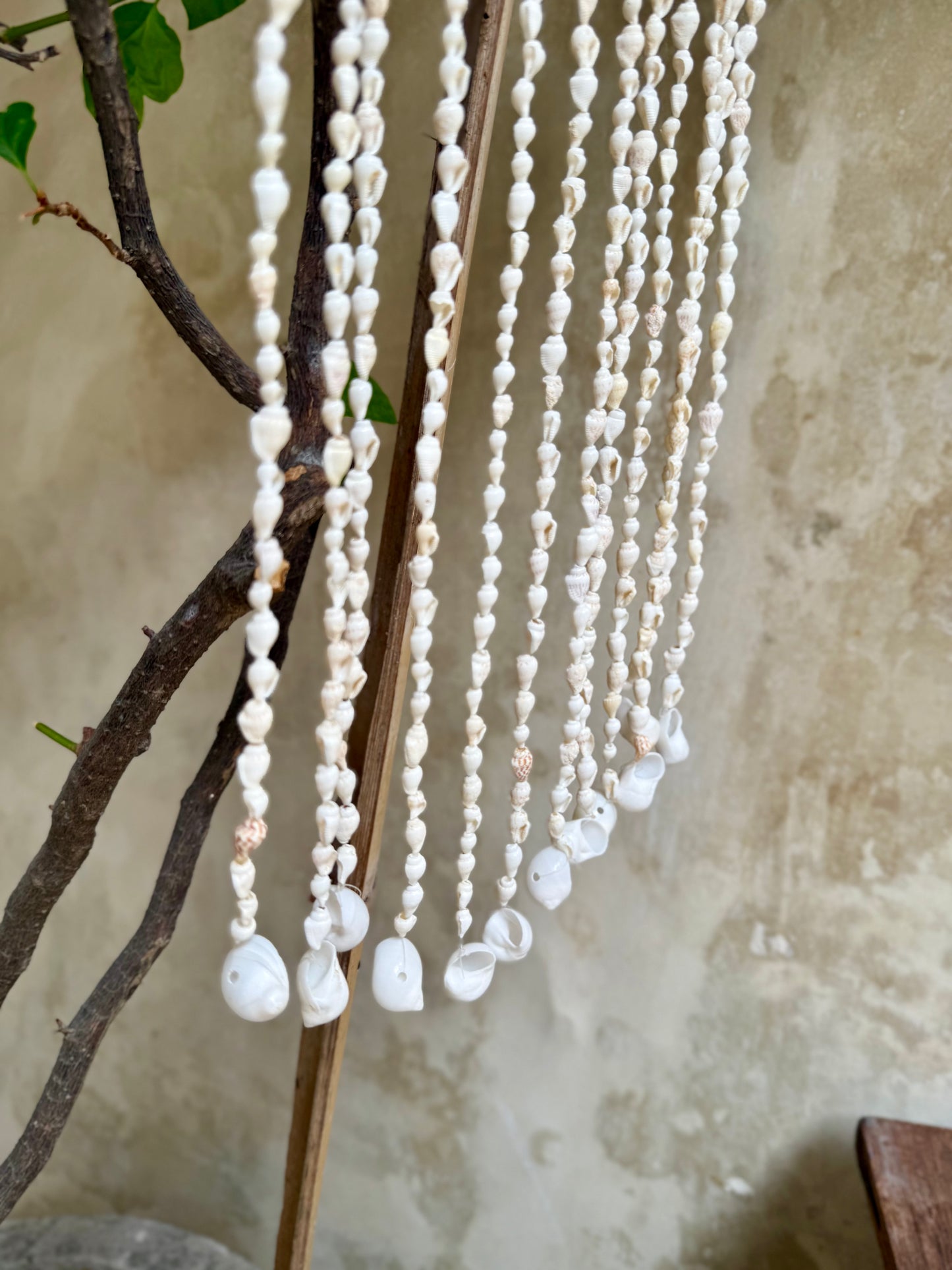 Suspension lune en coquillages – décoration murale bohème de Bali