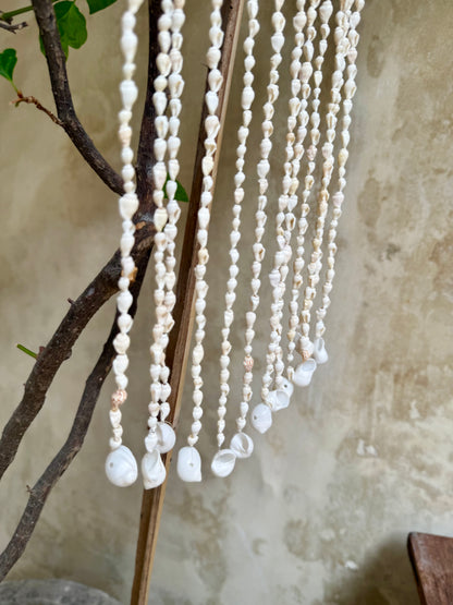 Suspension lune en coquillages – décoration murale bohème de Bali