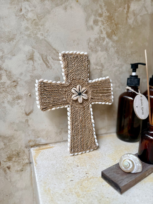 Petite croix en cordelette et coquillages – décoration murale raffinée de Bali