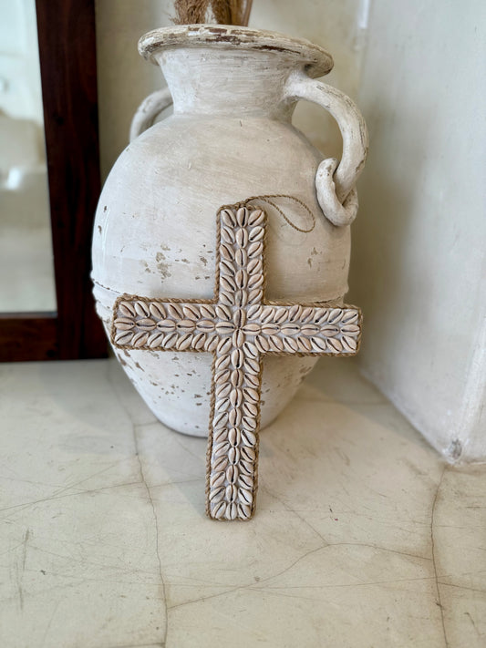 Croix en bois blanc et coquillages Cauri – décoration murale élégante de Bali