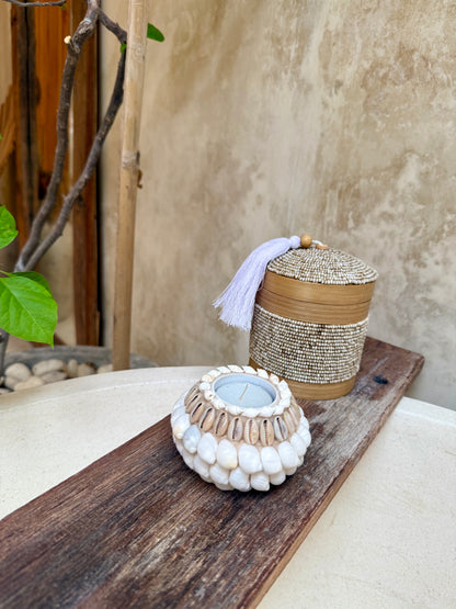 Bougeoir rond en coquillages blancs et cauris – décoration artisanale bohème