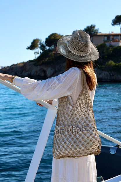 Chapeau bohème en fibres naturelles avec coquillages cauris – Fait main à Bali